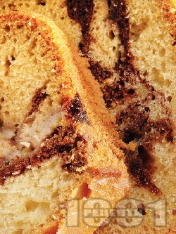 Класически шарен кейк (кекс) с кисело мляко, ябълки и шоколад - снимка на рецептата